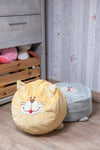 De Cherry Belly® Kat is een zachte poef voor kinderen met een optimale steun, heeft een handig handvat en een leuke opbergtas. 
