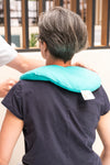 Het ProFysio Hoefijzer nekkussen een opwarmbaar kussen dat zich goed naar de nek en de schouders aanpast. Deze is verkrijgbaar met een kersenpitvulling.